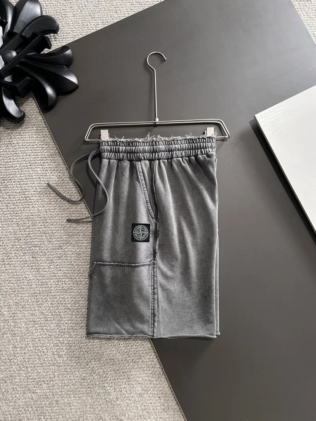 🅿️330 shipped next day, high quality Stone lsland/Stone Island 2025 spring and summer new elastic band casual color-washed loose shorts, two needle stitches at the trouser hem, fine and firm stitching, counter-customized fabrics with high breathability and comfort, impeccable details, brand element design concept, reflecting high quality. It feels delicate and soft! It presents a casual cut and the upper body shape is great! Size: S-XXL